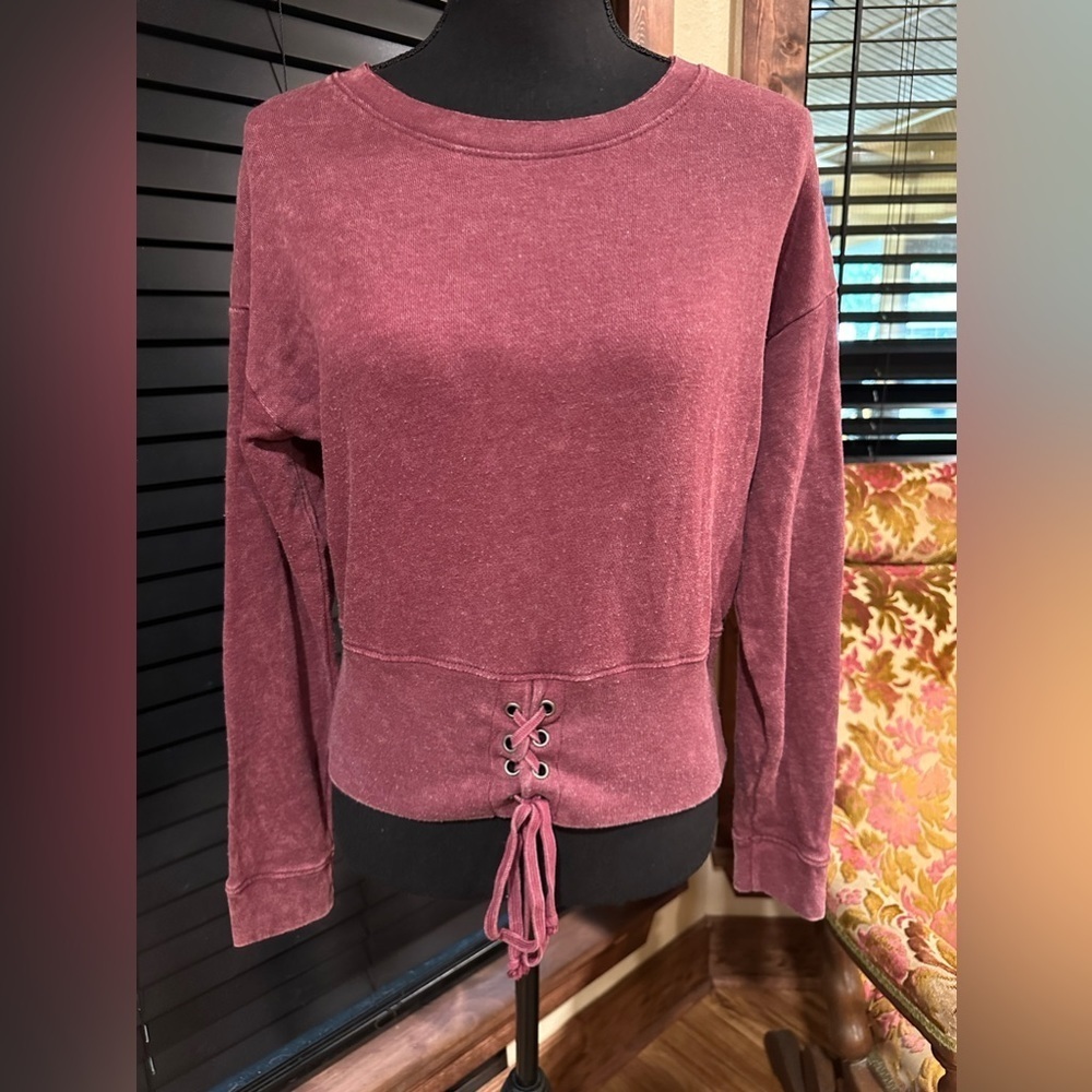 EUC American Eagle maroon red sweatshirt with a cute string system on front SzM